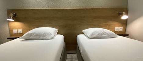 Kamar Standar, 2 Tempat Tidur Twin | Dilengkapi dengan perabotan berbeda-beda, meja kerja, dan kedap suara