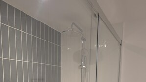 Salle de bain accessible aux personnes à mobilité réduite