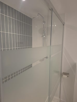 Salle de bain accessible aux personnes à mobilité réduite