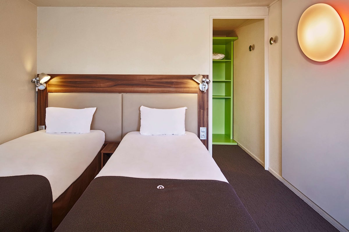 Standard Room, 2 Twin Beds | Desk, iron/ironing board, free WiFi, bed sheets