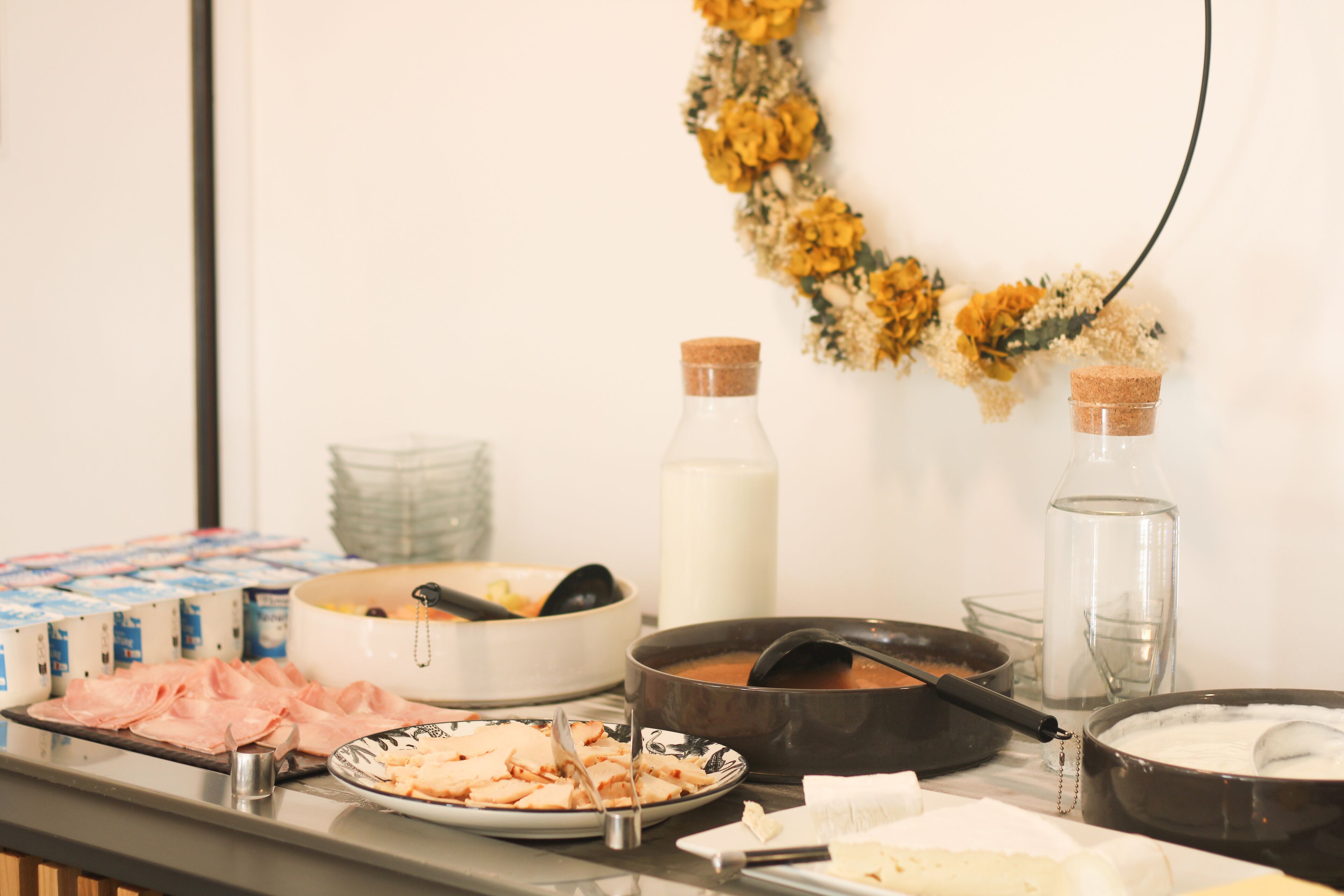 Se ofrece un desayuno bufé todos los días (14.5 EUR por persona)