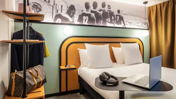 Bureau, espace de travail pour ordinateur portable, rideaux occultants