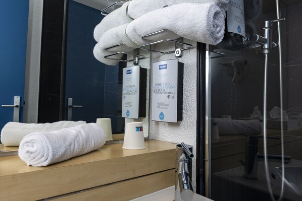 Regadera, amenidades de baño ecológicas, secadora de cabello, toallas 