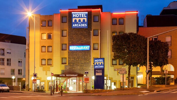 Un hôtel dont l’enseigne est bien visible et qui indique qu’il possède un restaurant.