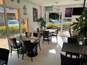 Breakfast, lunch, dinner served; French cuisine 