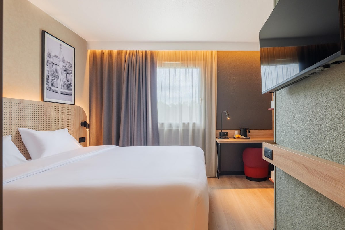 Ropa de cama de alta calidad y caja de seguridad en la habitación