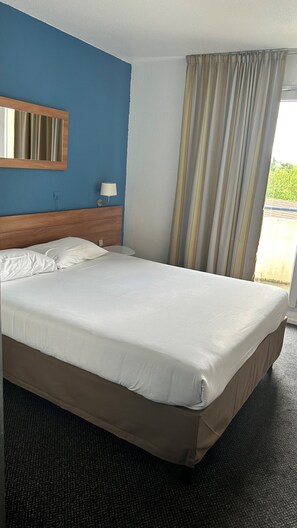 スタンダード ルーム ダブルベッド 1 台 | セーフティボックス (室内)、デスク、遮光カーテン、防音設備