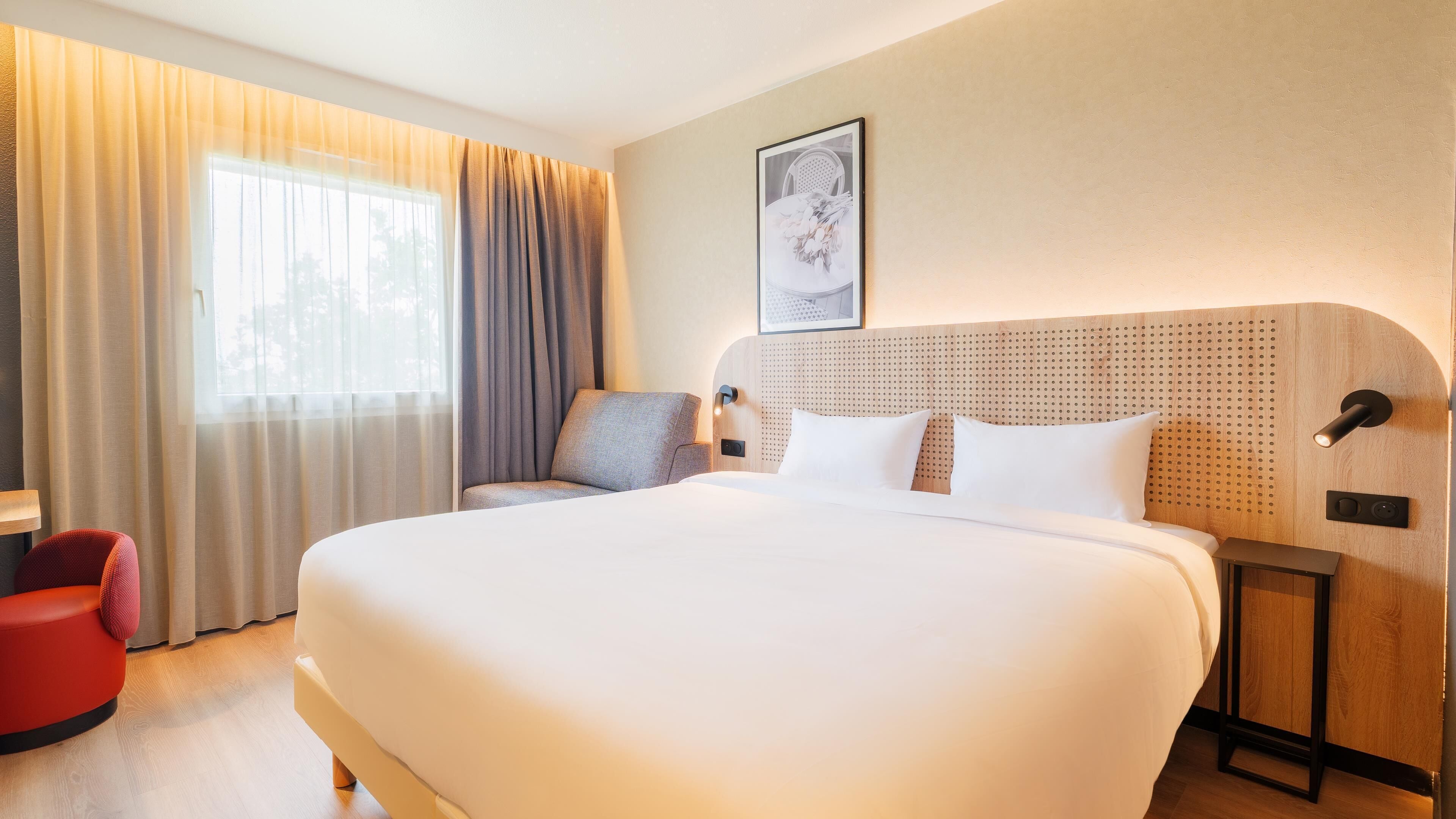 Habitación estándar, 1 cama de matrimonio con sofá cama | Ropa de cama de alta calidad, caja fuerte, escritorio y cortinas opacas