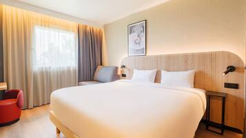 Habitación estándar, 1 cama de matrimonio con sofá cama | Ropa de cama de alta calidad, caja fuerte, escritorio y cortinas opacas