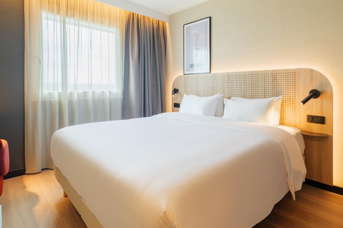 Ropa de cama de alta calidad y caja de seguridad en la habitación