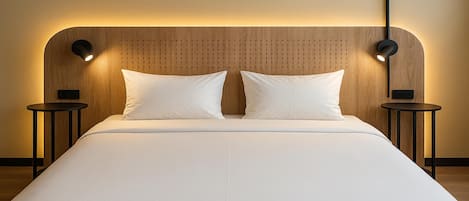 خزنة داخل الغرفة ومكتب وستائر تعتيم وتجهيزات عازلة للصوت