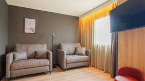 Standaard kamer, 1 queensize bed met slaapbank | Luxe beddengoed, een kluis op de kamer, een bureau