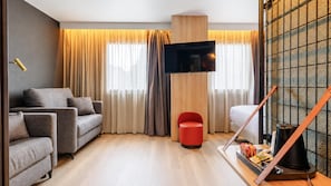 Ropa de cama de alta calidad y caja de seguridad en la habitación