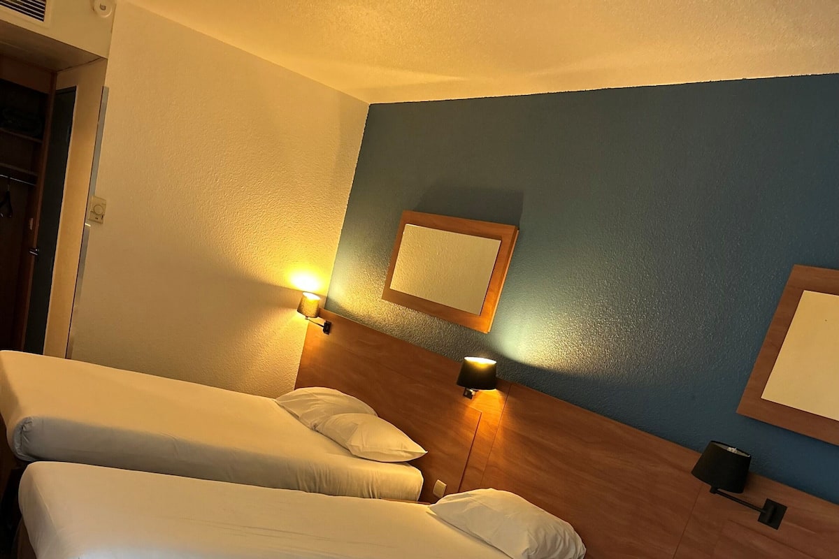 Zimmersafe, Schreibtisch, Verdunkelungsvorhänge, schallisolierte Zimmer