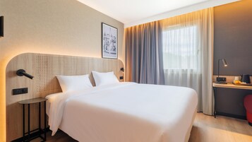 Ropa de cama de alta calidad y caja de seguridad en la habitación