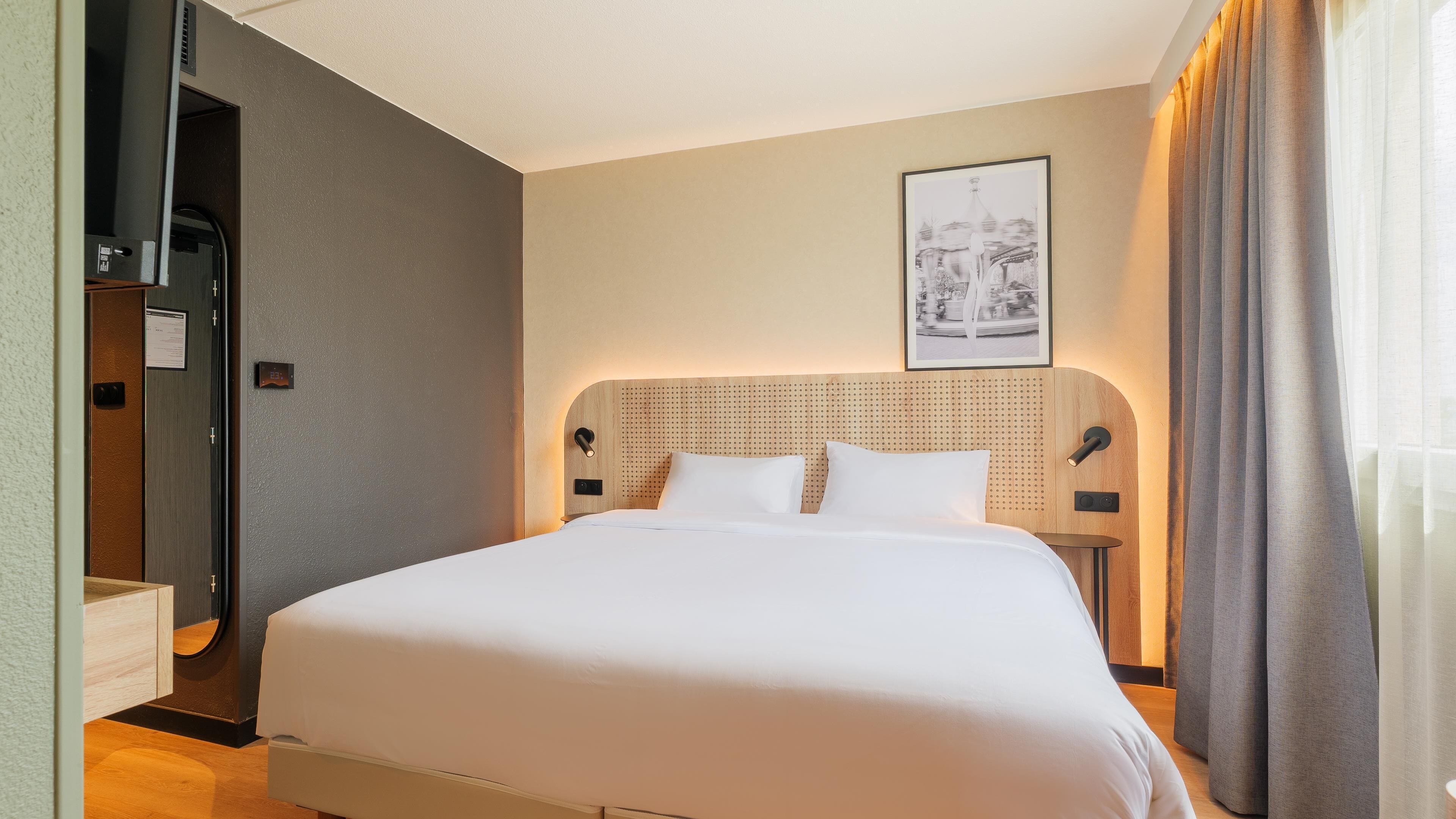 Habitación estándar, varias camas | Ropa de cama de alta calidad, caja fuerte, escritorio y cortinas opacas
