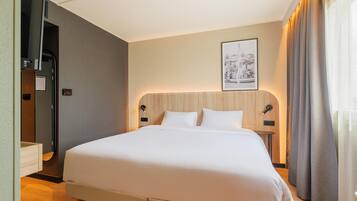 Habitación estándar, varias camas | Ropa de cama de alta calidad, caja fuerte, escritorio y cortinas opacas