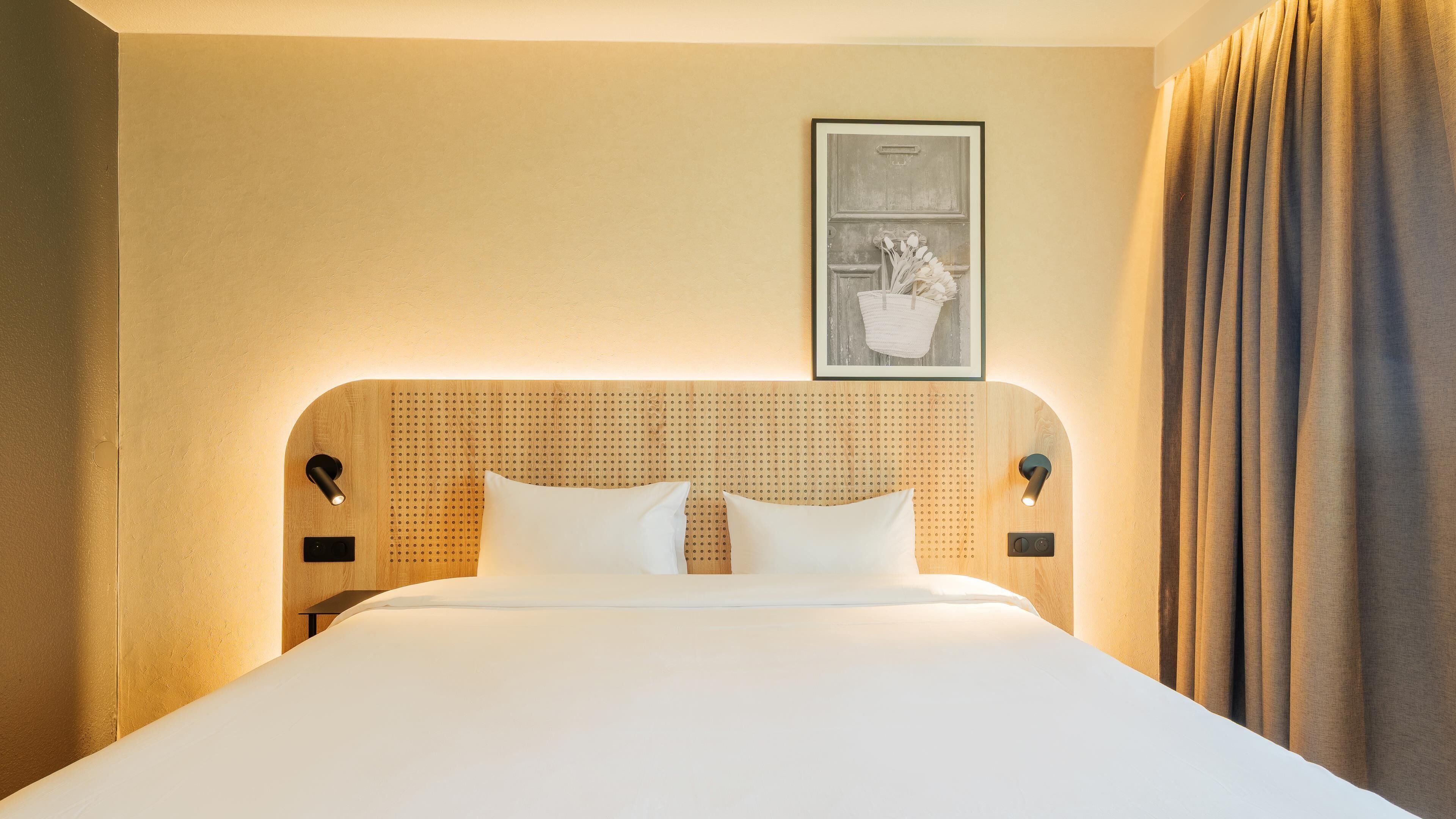 Kamar Standar, 1 Tempat Tidur Queen | Seprai premium, brankas, meja kerja, dan tirai kedap cahaya