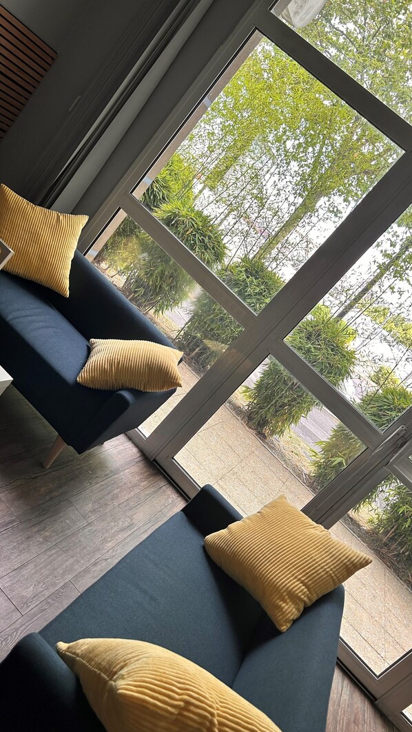 Coin salon dans le hall