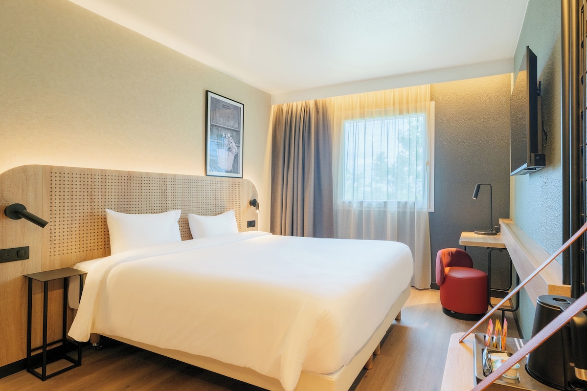 Standard Room, Multiple Beds | Premium bedding, in-room safe, desk, blackout drapes