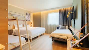 Chambre Standard, plusieurs lits | Literie de qualité supérieure, coffres-forts dans les chambres, bureau