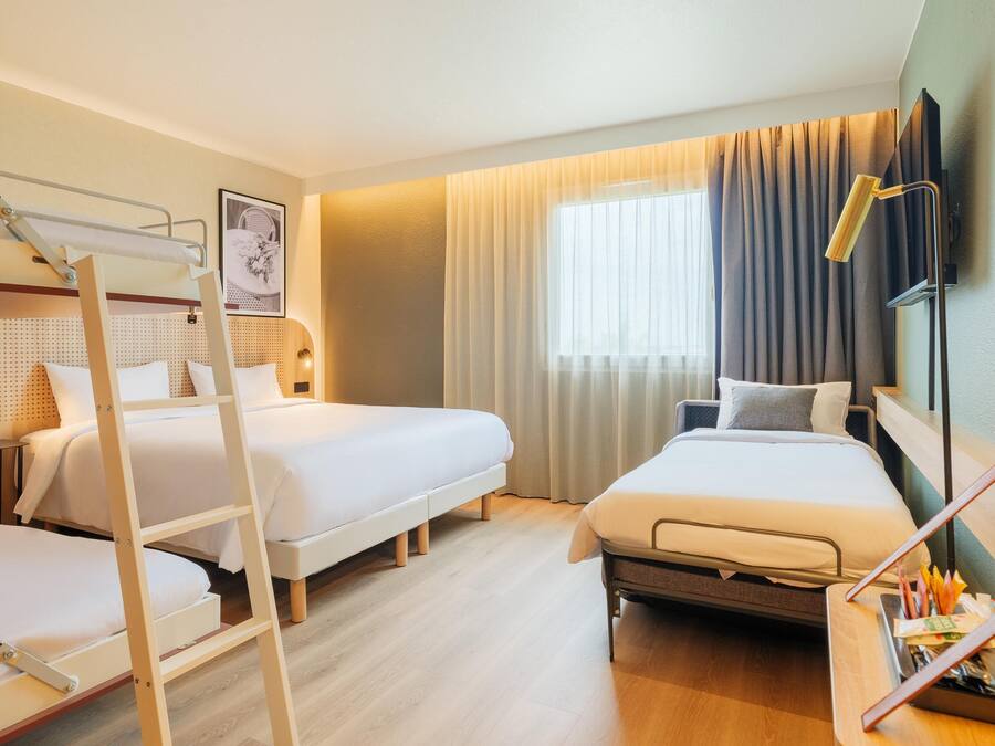 Habitación estándar, varias camas | Ropa de cama de alta calidad y caja de seguridad en la habitación
