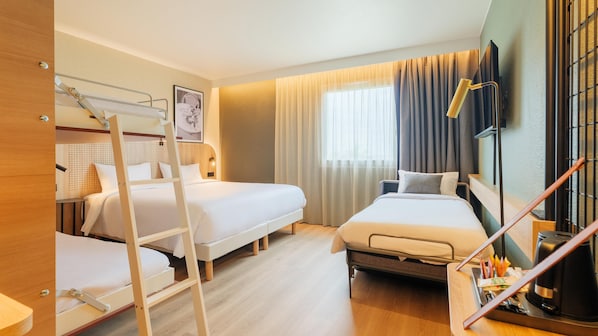 Ropa de cama de alta calidad y caja de seguridad en la habitación