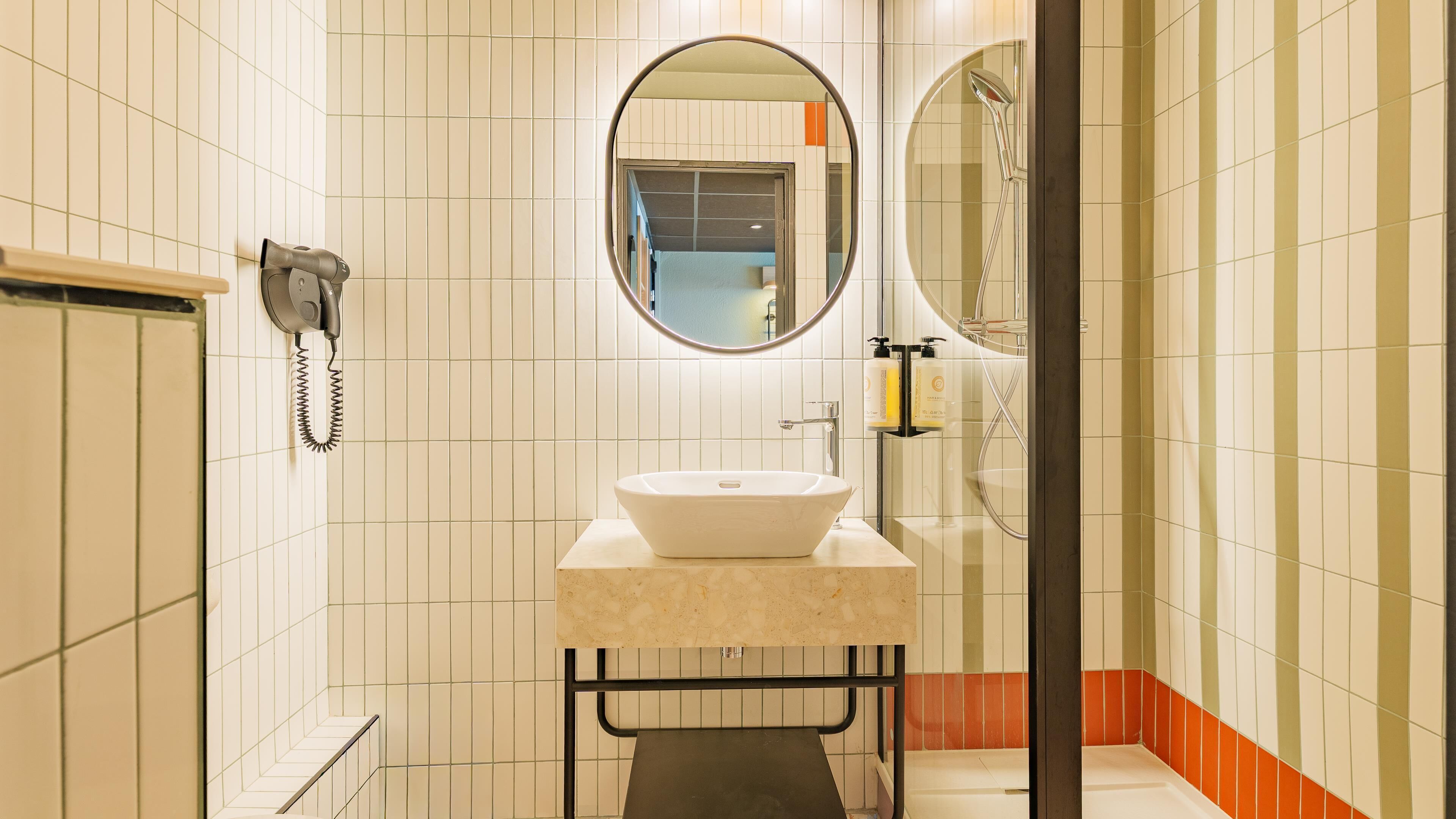 Baignoire, articles de toilette écologiques, sèche-cheveux