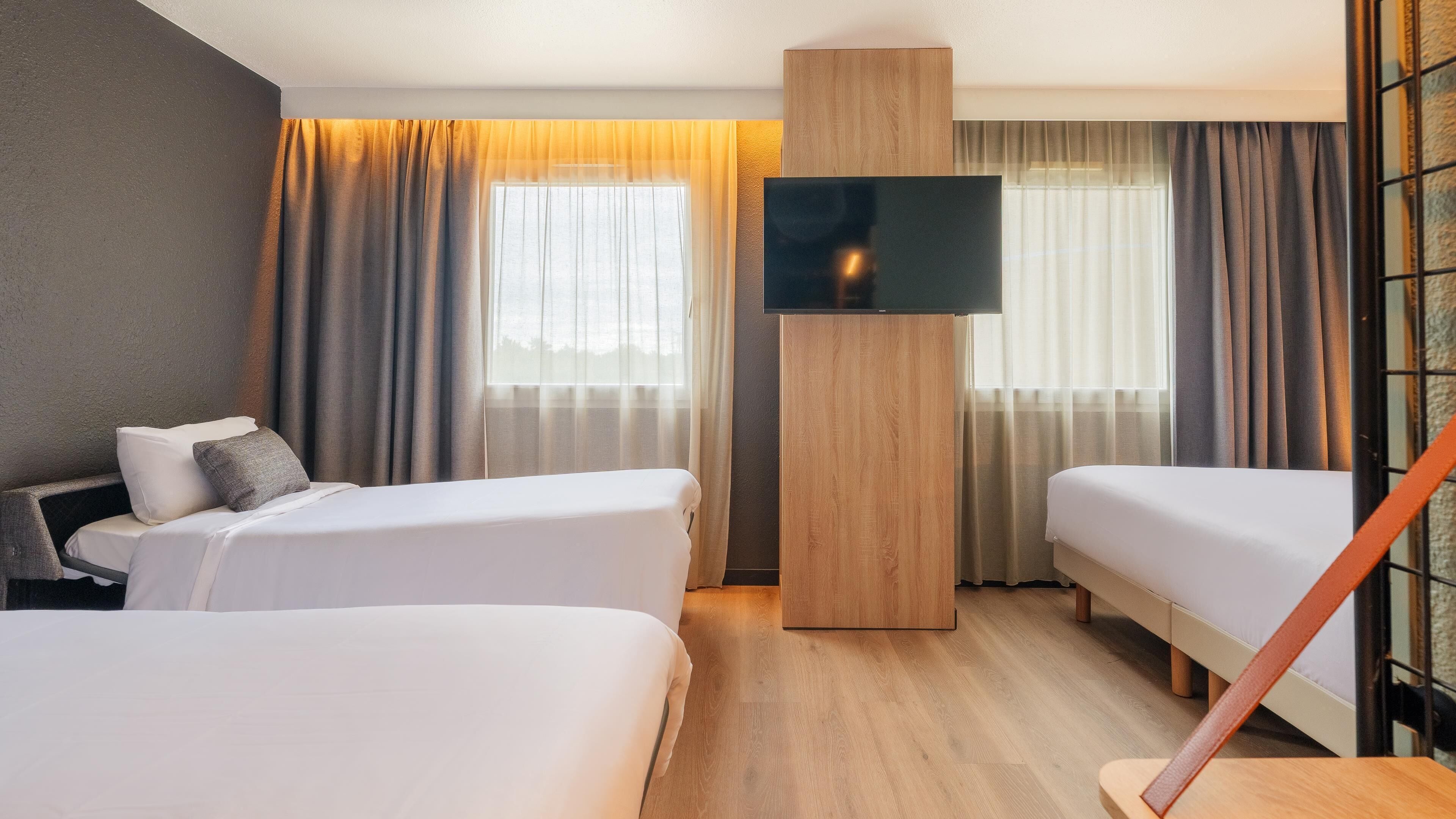Ropa de cama de alta calidad y caja de seguridad en la habitación 