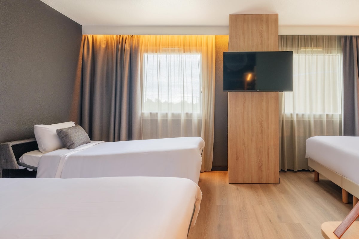 Ropa de cama de alta calidad y caja de seguridad en la habitación
