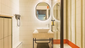 Bathtub, eco-friendly toiletries, hair dryer, towels - Tulip Hotels & Residences – Marne-la-Vallee Torcy (Torcy)