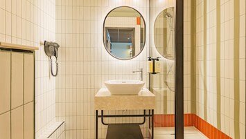 Bañera, artículos de tocador ecológicos, secador de pelo, toallas