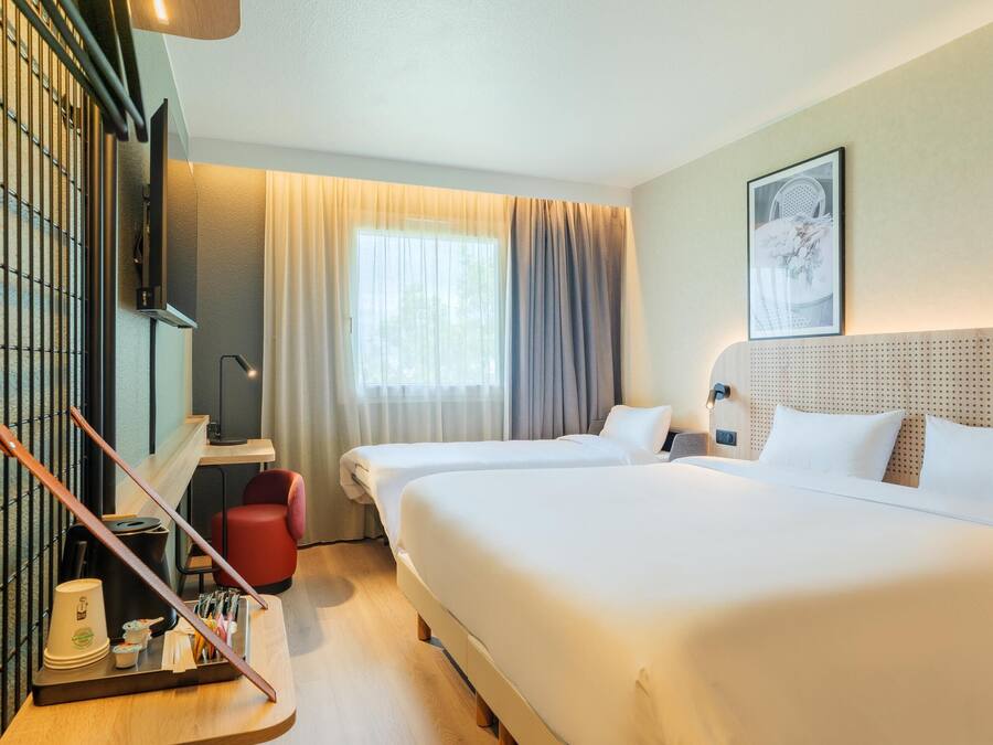 Standard Room, 1 Queen Bed with Sofa bed | Premium bedding, in-room safe, desk, blackout drapes