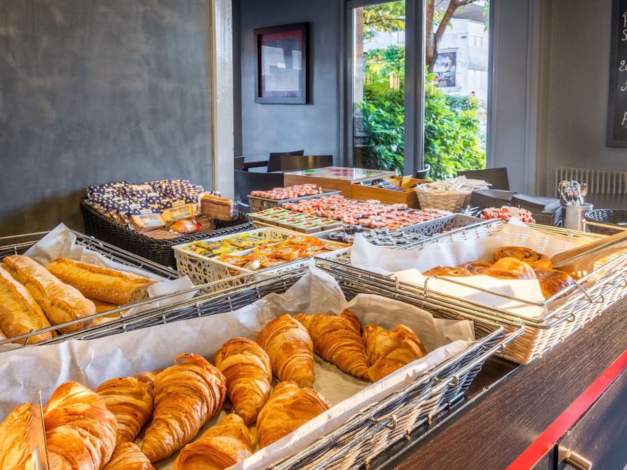 Se ofrece un desayuno bufé todos los días (12 EUR por persona)