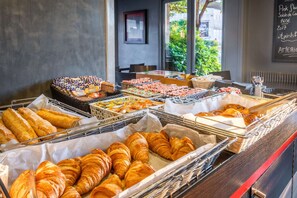 Eine Bäckereiaufstellung mit verschiedenen Backwaren wie Croissants und Gebäck.
