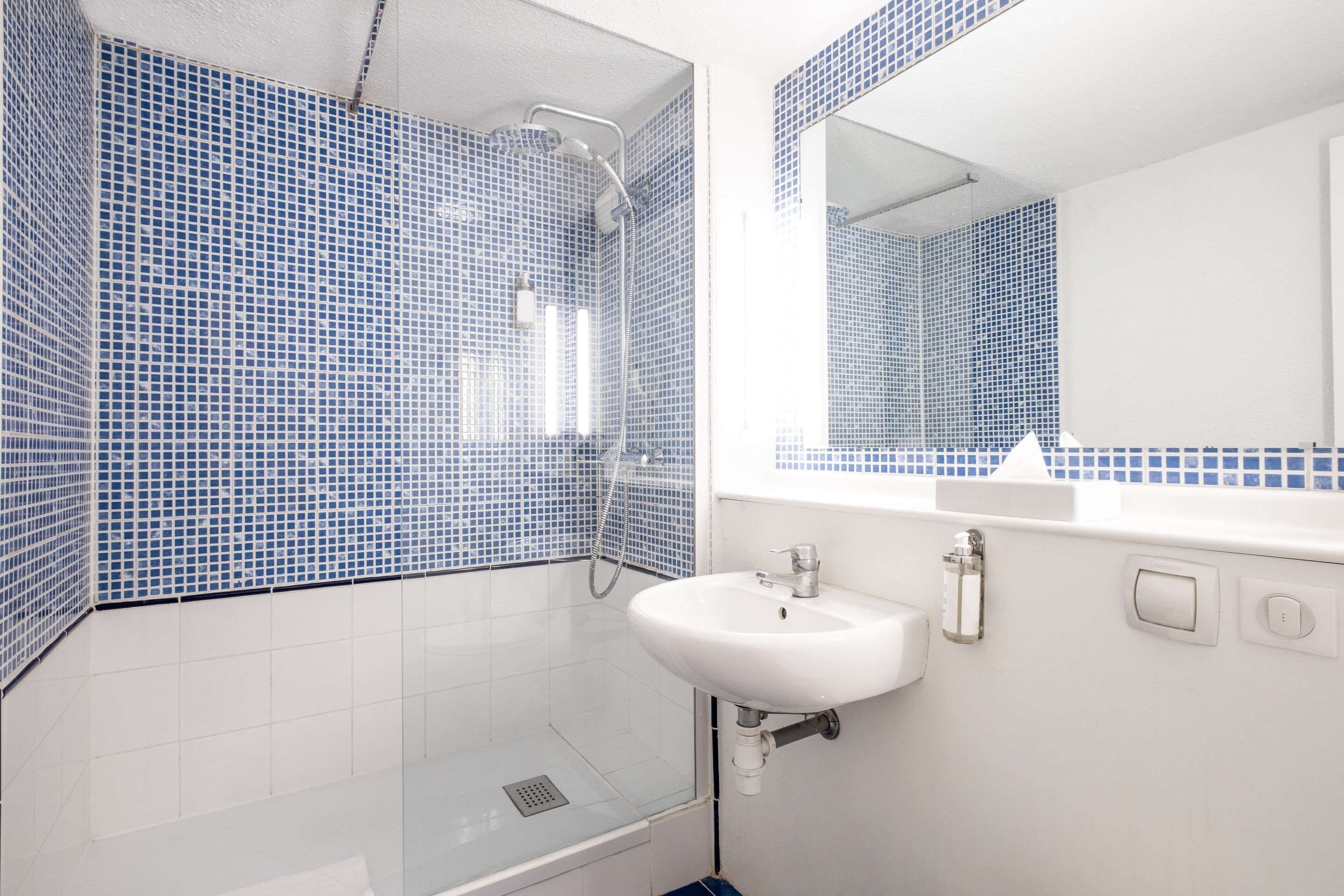 standard room, 1 queen bed, non smoking | bathroom | shower, eco-friendly toiletries, hair dryer, towels