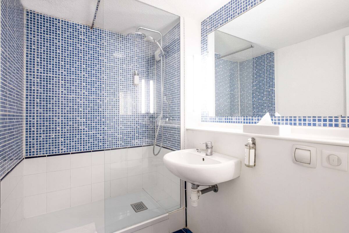 standard room, 1 queen bed, non smoking | bathroom | shower, eco-friendly toiletries, hair dryer, towels