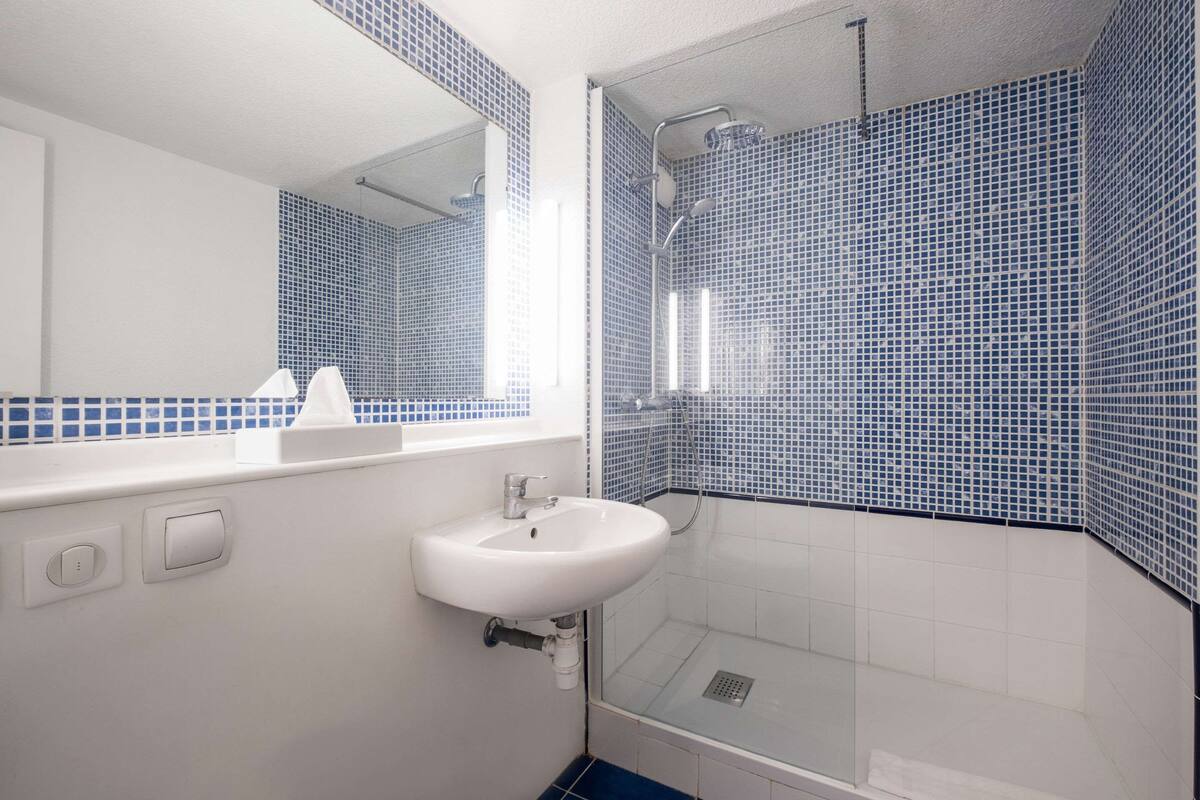 standard room, 2 single beds, non smoking | bathroom | shower, eco-friendly toiletries, hair dryer, towels
