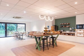 Breakfast and dinner served - Hotel Kyriad Argenteuil (Argenteuil)
