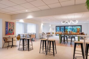 Breakfast and dinner served, French cuisine