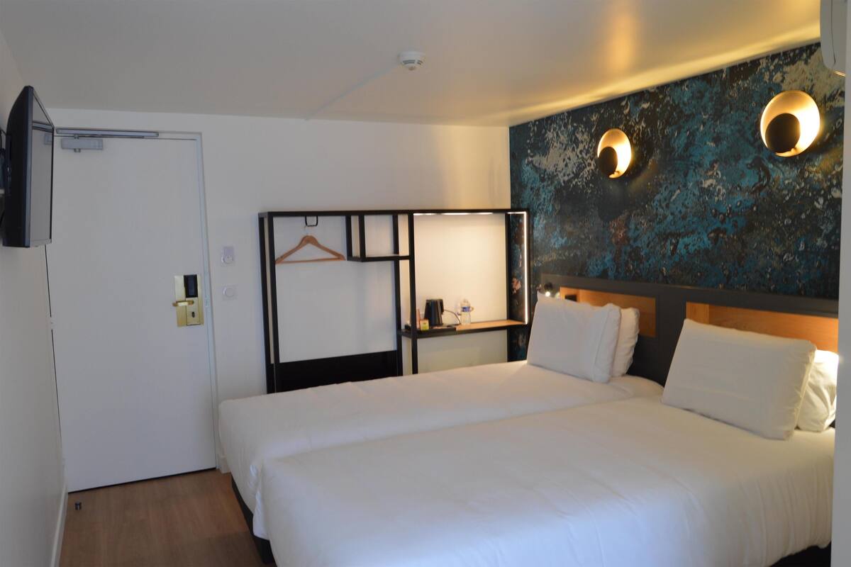 Rom – standard, 2 enkeltsenger | Safe på rommet, skrivebord, lydisolert og wi-fi (inkludert)