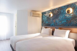 Een kluis op de kamer, een bureau, geluiddichte muren, gratis wifi