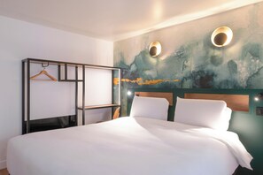 Standard Room, 1 Katil Kelamin (Double) | Peti besi dalam bilik, meja, kalis bunyi, Wi-fi percuma 