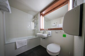 Bathtub, eco-friendly toiletries, hair dryer, towels - Brit Hotel Confort Ampaline Périgueux Est (Boulazac-Isle-Manoire)