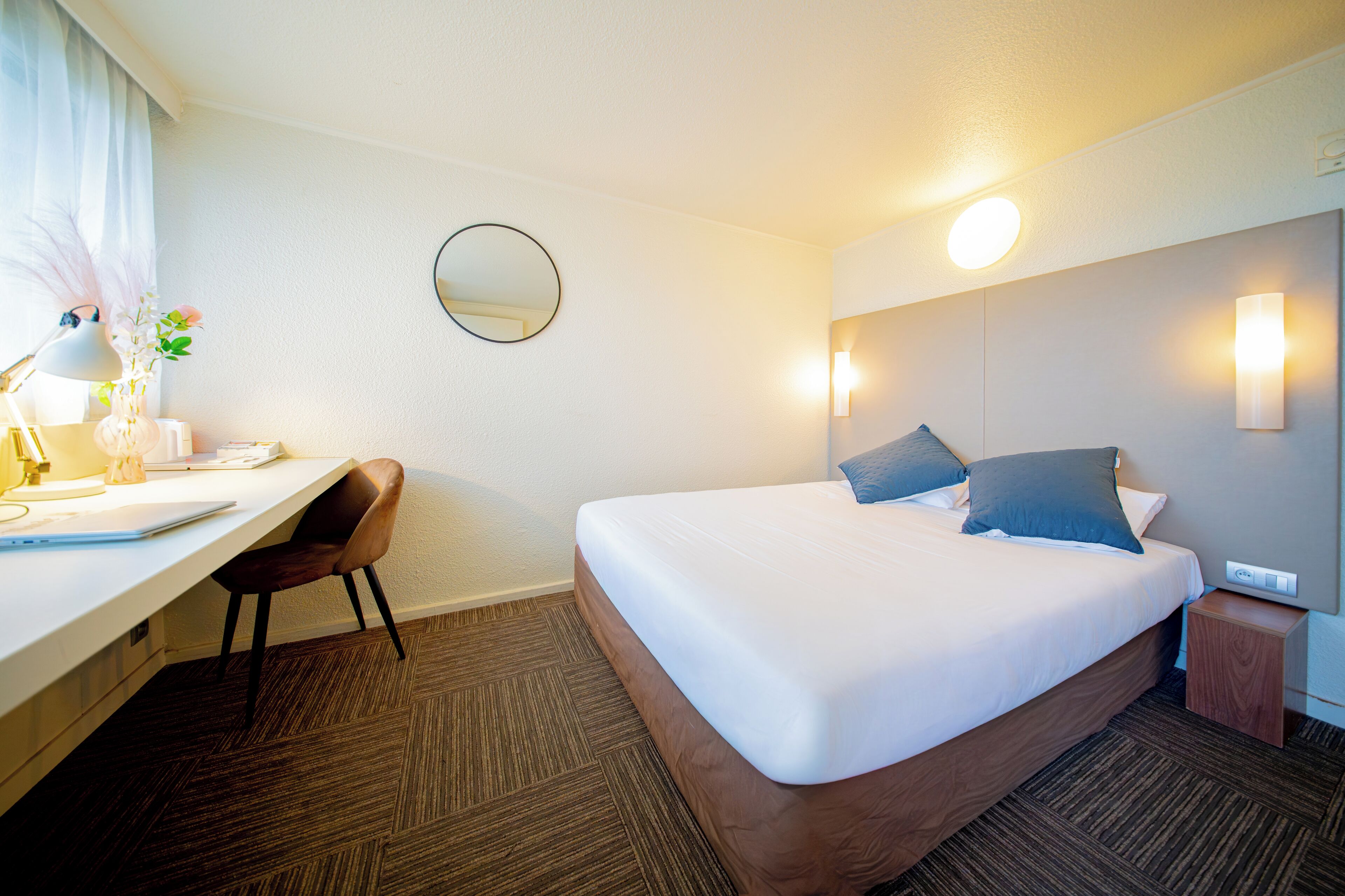 Ropa de cama de alta calidad y escritorio 