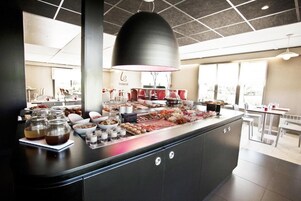 Café da manhã com buffet todos os dias (EUR 11.9 por pessoa) 