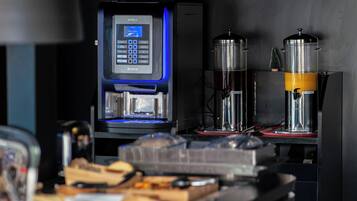 Desayuno buffet diario (EUR 11.9 por persona)