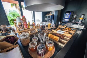 每日供应自助式早餐（每人 EUR 11.9）