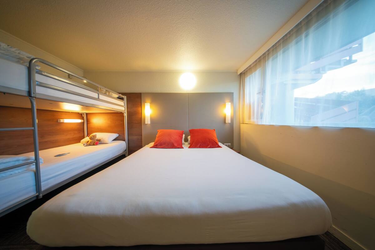 Kamar Keluarga | Seprai premium, meja kerja, tirai kedap cahaya, dan setrika/meja setrika