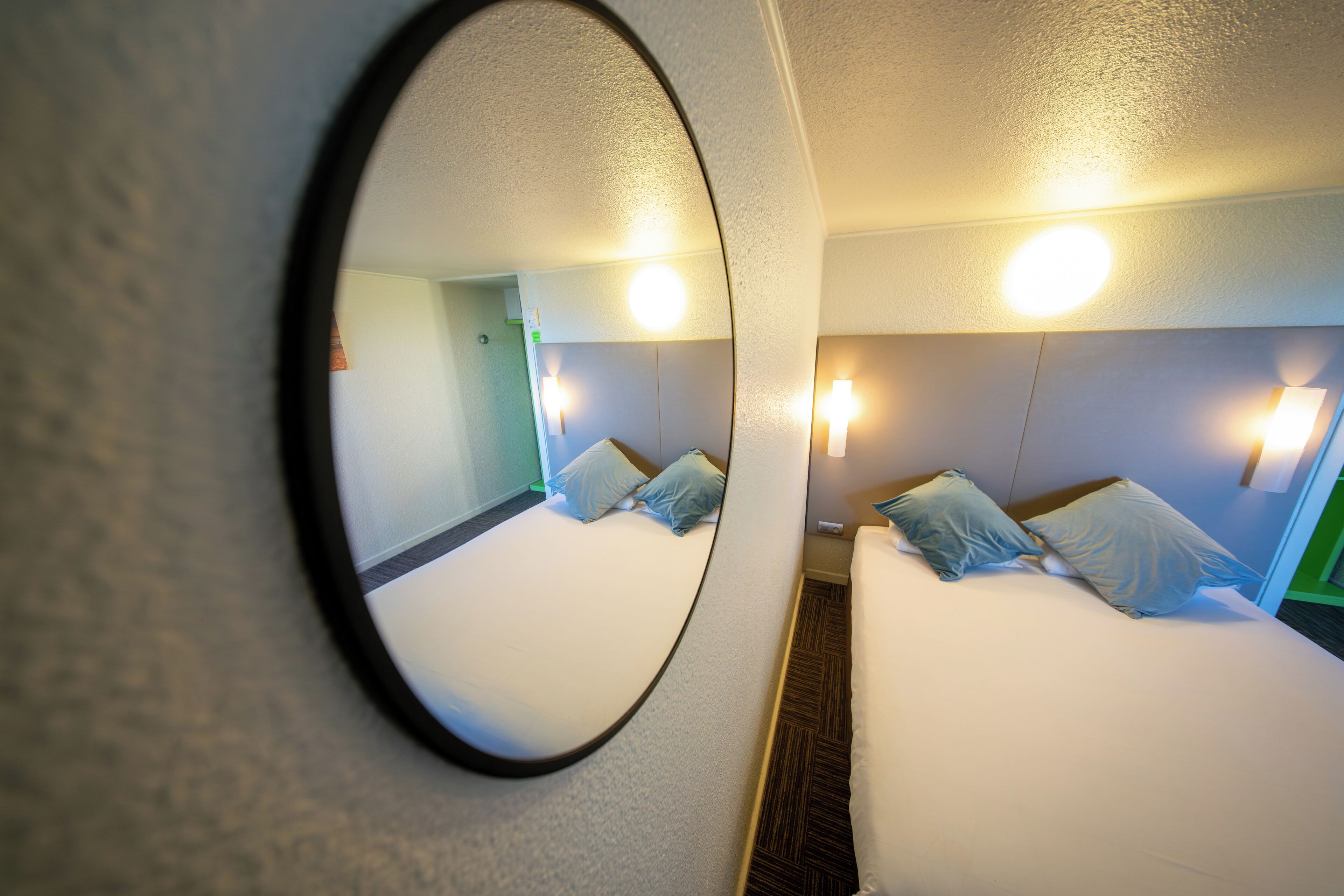 Ropa de cama de alta calidad y escritorio 